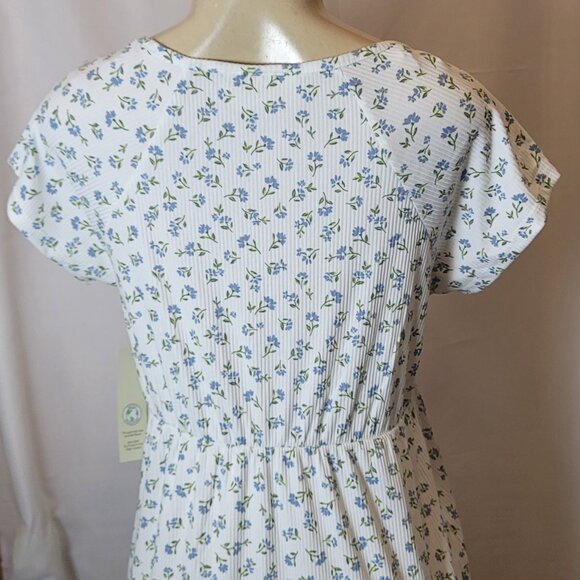 No Boundaries Size Large Woman's Floral dress. - Picture 8 of 11